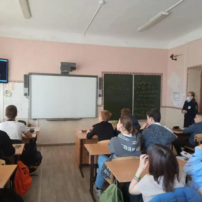 Крыловские полицейские продолжают проводить правовые уроки в рамках антинаркотической акции "Набат".