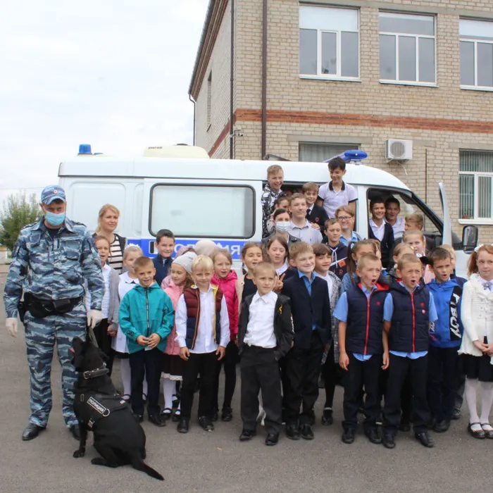 Крыловские школьники познакомились со служебной собакой полиции по кличке Прима.