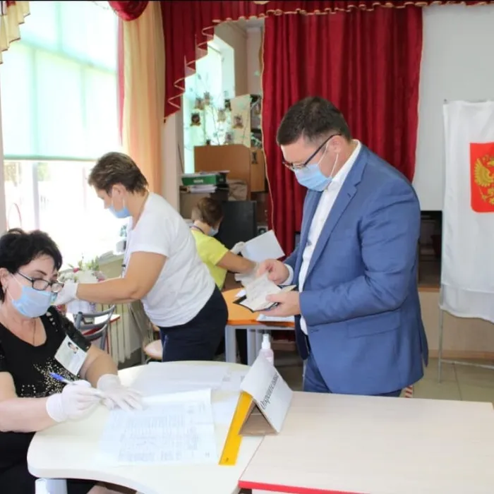 В первый день выборов проголосовал глава района Виталий Демиров