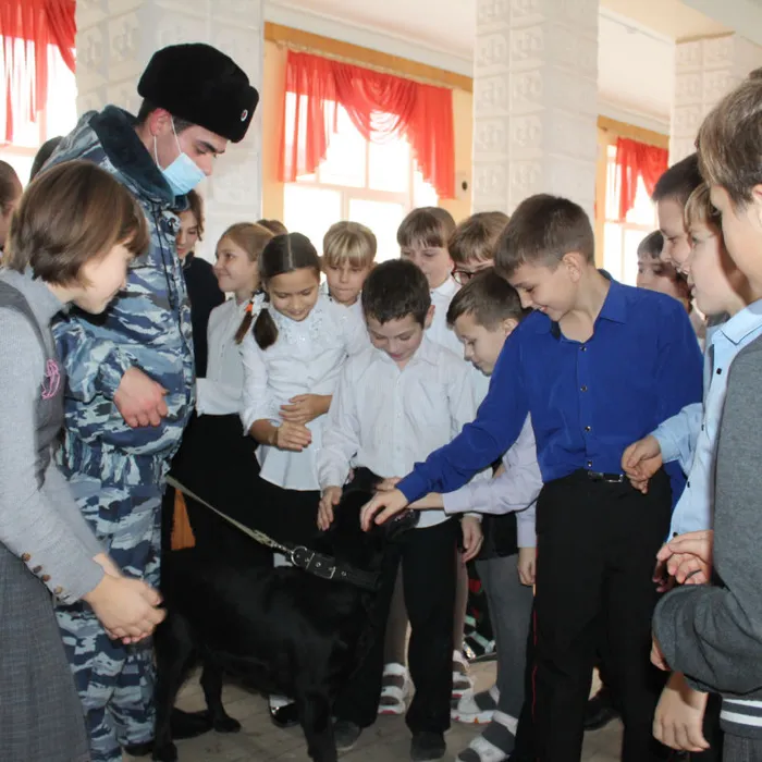 Крыловские кинологи со служебной собакой накануне Дня героев, побывали в гостях у школьников