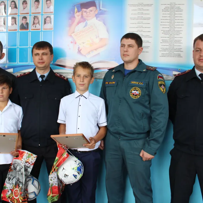 В Крыловском районе наградил школьников, которые проявили бдительность и оказали содействие сотрудникам полиции.
